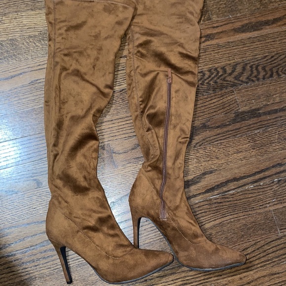 Breckelle’s Tan/Brown Thigh high stiletto heeled boots - Picture 5 of 9